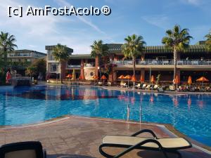 [P18] O fotografie cu piscina si un restaurant. SE vad terasa restaurantului si palmierii.  » foto by Sorin544
 - 
<span class="allrVoted glyphicon glyphicon-heart hidden" id="av1021679"></span>
<a class="m-l-10 hidden" id="sv1021679" onclick="voting_Foto_DelVot(,1021679,89)" role="button">șterge vot <span class="glyphicon glyphicon-remove"></span></a>
<a id="v91021679" class=" c-red"  onclick="voting_Foto_SetVot(1021679)" role="button"><span class="glyphicon glyphicon-heart-empty"></span> <b>LIKE</b> = Votează poza</a> <img class="hidden"  id="f1021679W9" src="/imagini/loader.gif" border="0" /><span class="AjErrMes hidden" id="e1021679ErM"></span>