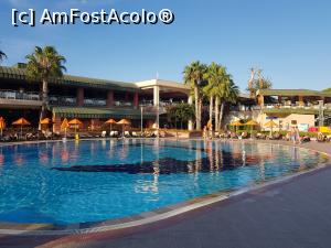 [P04] Unul dintre restaurante si o parte din piscina » foto by Sorin544
 - 
<span class="allrVoted glyphicon glyphicon-heart hidden" id="av1021665"></span>
<a class="m-l-10 hidden" id="sv1021665" onclick="voting_Foto_DelVot(,1021665,89)" role="button">șterge vot <span class="glyphicon glyphicon-remove"></span></a>
<a id="v91021665" class=" c-red"  onclick="voting_Foto_SetVot(1021665)" role="button"><span class="glyphicon glyphicon-heart-empty"></span> <b>LIKE</b> = Votează poza</a> <img class="hidden"  id="f1021665W9" src="/imagini/loader.gif" border="0" /><span class="AjErrMes hidden" id="e1021665ErM"></span>