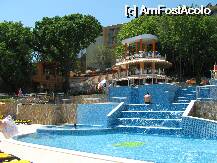 [P04] piscina exterioara din spatele hotelului, vazuta de jos » foto by marietutza
 - 
<span class="allrVoted glyphicon glyphicon-heart hidden" id="av8509"></span>
<a class="m-l-10 hidden" id="sv8509" onclick="voting_Foto_DelVot(,8509,893)" role="button">șterge vot <span class="glyphicon glyphicon-remove"></span></a>
<a id="v98509" class=" c-red"  onclick="voting_Foto_SetVot(8509)" role="button"><span class="glyphicon glyphicon-heart-empty"></span> <b>LIKE</b> = Votează poza</a> <img class="hidden"  id="f8509W9" src="/imagini/loader.gif" border="0" /><span class="AjErrMes hidden" id="e8509ErM"></span>