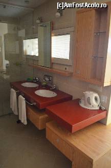 [P20] Oglinda din baie culiseaza intre cele doua chiuvete, fierbatorul are in dotare pliculete de ceai si cafea.  » foto by kelyboy
 - 
<span class="allrVoted glyphicon glyphicon-heart hidden" id="av418744"></span>
<a class="m-l-10 hidden" id="sv418744" onclick="voting_Foto_DelVot(,418744,920)" role="button">șterge vot <span class="glyphicon glyphicon-remove"></span></a>
<a id="v9418744" class=" c-red"  onclick="voting_Foto_SetVot(418744)" role="button"><span class="glyphicon glyphicon-heart-empty"></span> <b>LIKE</b> = Votează poza</a> <img class="hidden"  id="f418744W9" src="/imagini/loader.gif" border="0" /><span class="AjErrMes hidden" id="e418744ErM"></span>