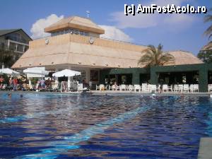 [P15] O parte din piscina principala si barul de la piscina » foto by genicon
 - 
<span class="allrVoted glyphicon glyphicon-heart hidden" id="av339169"></span>
<a class="m-l-10 hidden" id="sv339169" onclick="voting_Foto_DelVot(,339169,93)" role="button">șterge vot <span class="glyphicon glyphicon-remove"></span></a>
<a id="v9339169" class=" c-red"  onclick="voting_Foto_SetVot(339169)" role="button"><span class="glyphicon glyphicon-heart-empty"></span> <b>LIKE</b> = Votează poza</a> <img class="hidden"  id="f339169W9" src="/imagini/loader.gif" border="0" /><span class="AjErrMes hidden" id="e339169ErM"></span>