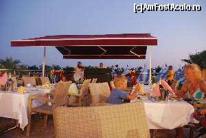 [P11] restaurantul seara pe terasa si formatia care canta live.  » foto by justelenah
 - 
<span class="allrVoted glyphicon glyphicon-heart hidden" id="av408472"></span>
<a class="m-l-10 hidden" id="sv408472" onclick="voting_Foto_DelVot(,408472,93)" role="button">șterge vot <span class="glyphicon glyphicon-remove"></span></a>
<a id="v9408472" class=" c-red"  onclick="voting_Foto_SetVot(408472)" role="button"><span class="glyphicon glyphicon-heart-empty"></span> <b>LIKE</b> = Votează poza</a> <img class="hidden"  id="f408472W9" src="/imagini/loader.gif" border="0" /><span class="AjErrMes hidden" id="e408472ErM"></span>
