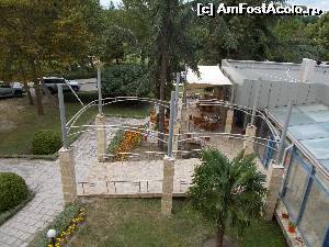 [P03] Vedere din balcon - ieșirea din hotel spre plajă, terasa barului lobby.  » foto by amalia80
 - 
<span class="allrVoted glyphicon glyphicon-heart hidden" id="av650903"></span>
<a class="m-l-10 hidden" id="sv650903" onclick="voting_Foto_DelVot(,650903,954)" role="button">șterge vot <span class="glyphicon glyphicon-remove"></span></a>
<a id="v9650903" class=" c-red"  onclick="voting_Foto_SetVot(650903)" role="button"><span class="glyphicon glyphicon-heart-empty"></span> <b>LIKE</b> = Votează poza</a> <img class="hidden"  id="f650903W9" src="/imagini/loader.gif" border="0" /><span class="AjErrMes hidden" id="e650903ErM"></span>