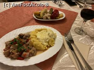 [P34] Pensiunea Domnescu, Sălişte - tochitură cu mămăliguţă şi br&acirc;nză de burduf, plus murături asortate, toate &icirc;n oţet » foto by nicole33
 - 
<span class="allrVoted glyphicon glyphicon-heart hidden" id="av1406986"></span>
<a class="m-l-10 hidden" id="sv1406986" onclick="voting_Foto_DelVot(,1406986,956)" role="button">șterge vot <span class="glyphicon glyphicon-remove"></span></a>
<a id="v91406986" class=" c-red"  onclick="voting_Foto_SetVot(1406986)" role="button"><span class="glyphicon glyphicon-heart-empty"></span> <b>LIKE</b> = Votează poza</a> <img class="hidden"  id="f1406986W9" src="/imagini/loader.gif" border="0" /><span class="AjErrMes hidden" id="e1406986ErM"></span>