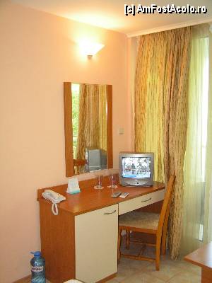 [P10] Ralitsa Albena - biroul pe care se afla televizorul si in care era inghesuit frigiderul » foto by ionescunic
 - 
<span class="allrVoted glyphicon glyphicon-heart hidden" id="av359562"></span>
<a class="m-l-10 hidden" id="sv359562" onclick="voting_Foto_DelVot(,359562,976)" role="button">șterge vot <span class="glyphicon glyphicon-remove"></span></a>
<a id="v9359562" class=" c-red"  onclick="voting_Foto_SetVot(359562)" role="button"><span class="glyphicon glyphicon-heart-empty"></span> <b>LIKE</b> = Votează poza</a> <img class="hidden"  id="f359562W9" src="/imagini/loader.gif" border="0" /><span class="AjErrMes hidden" id="e359562ErM"></span>