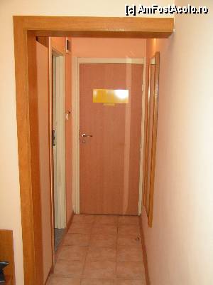 [P11] Ralitsa - holul si usa de la intrare » foto by ionescunic
 - 
<span class="allrVoted glyphicon glyphicon-heart hidden" id="av359563"></span>
<a class="m-l-10 hidden" id="sv359563" onclick="voting_Foto_DelVot(,359563,976)" role="button">șterge vot <span class="glyphicon glyphicon-remove"></span></a>
<a id="v9359563" class=" c-red"  onclick="voting_Foto_SetVot(359563)" role="button"><span class="glyphicon glyphicon-heart-empty"></span> <b>LIKE</b> = Votează poza</a> <img class="hidden"  id="f359563W9" src="/imagini/loader.gif" border="0" /><span class="AjErrMes hidden" id="e359563ErM"></span>