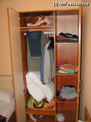 [P20] ralitsa - dulapul - sifonier » foto by ionescunic
 - 
<span class="allrVoted glyphicon glyphicon-heart hidden" id="av359572"></span>
<a class="m-l-10 hidden" id="sv359572" onclick="voting_Foto_DelVot(,359572,976)" role="button">șterge vot <span class="glyphicon glyphicon-remove"></span></a>
<a id="v9359572" class=" c-red"  onclick="voting_Foto_SetVot(359572)" role="button"><span class="glyphicon glyphicon-heart-empty"></span> <b>LIKE</b> = Votează poza</a> <img class="hidden"  id="f359572W9" src="/imagini/loader.gif" border="0" /><span class="AjErrMes hidden" id="e359572ErM"></span>