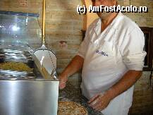 [P20] dansul era pizza-rul care presta numai seara,cand facea slalom intre cuptorul de pizza(cu lemne) sigratarul incins unde facea si pui si porc, iar dimineata pe aceeasi plita facea oua ochiuri si clatite calde.Toate astea se faceau in fata ta. » foto by adrian/
 - 
<span class="allrVoted glyphicon glyphicon-heart hidden" id="av11860"></span>
<a class="m-l-10 hidden" id="sv11860" onclick="voting_Foto_DelVot(,11860,978)" role="button">șterge vot <span class="glyphicon glyphicon-remove"></span></a>
<a id="v911860" class=" c-red"  onclick="voting_Foto_SetVot(11860)" role="button"><span class="glyphicon glyphicon-heart-empty"></span> <b>LIKE</b> = Votează poza</a> <img class="hidden"  id="f11860W9" src="/imagini/loader.gif" border="0" /><span class="AjErrMes hidden" id="e11860ErM"></span>
