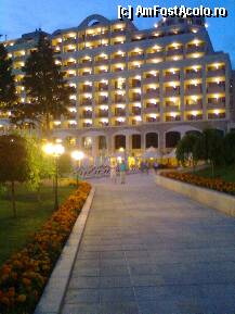 [P09] SOL NESSEBAR PALACE ...seara suprinzator.. toate luminile sunt aprinse cele de la balcoane...superb..luminat peste tot de drag sa te plimbi...drumul acesta duce catre padurea de pini unde sunt sezlongurile amenajate. » foto by VIO
 - 
<span class="allrVoted glyphicon glyphicon-heart hidden" id="av239627"></span>
<a class="m-l-10 hidden" id="sv239627" onclick="voting_Foto_DelVot(,239627,1040)" role="button">șterge vot <span class="glyphicon glyphicon-remove"></span></a>
<a id="v9239627" class=" c-red"  onclick="voting_Foto_SetVot(239627)" role="button"><span class="glyphicon glyphicon-heart-empty"></span> <b>LIKE</b> = Votează poza</a> <img class="hidden"  id="f239627W9" src="/imagini/loader.gif" border="0" /><span class="AjErrMes hidden" id="e239627ErM"></span>