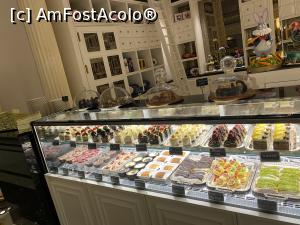 [P10] Cofetăria din lobby » foto by tm-tc
 - 
<span class="allrVoted glyphicon glyphicon-heart hidden" id="av1251856"></span>
<a class="m-l-10 hidden" id="sv1251856" onclick="voting_Foto_DelVot(,1251856,1096)" role="button">șterge vot <span class="glyphicon glyphicon-remove"></span></a>
<a id="v91251856" class=" c-red"  onclick="voting_Foto_SetVot(1251856)" role="button"><span class="glyphicon glyphicon-heart-empty"></span> <b>LIKE</b> = Votează poza</a> <img class="hidden"  id="f1251856W9" src="/imagini/loader.gif" border="0" /><span class="AjErrMes hidden" id="e1251856ErM"></span>