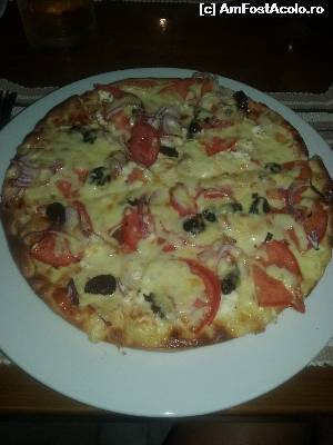 [P11] Greek pizza @ Christakis Bar » foto by Ondina
 - 
<span class="allrVoted glyphicon glyphicon-heart hidden" id="av650038"></span>
<a class="m-l-10 hidden" id="sv650038" onclick="voting_Foto_DelVot(,650038,1166)" role="button">șterge vot <span class="glyphicon glyphicon-remove"></span></a>
<a id="v9650038" class=" c-red"  onclick="voting_Foto_SetVot(650038)" role="button"><span class="glyphicon glyphicon-heart-empty"></span> <b>LIKE</b> = Votează poza</a> <img class="hidden"  id="f650038W9" src="/imagini/loader.gif" border="0" /><span class="AjErrMes hidden" id="e650038ErM"></span>