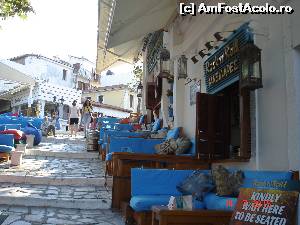 [P13] Barul cu pernele pe trotuar.  » foto by ANILU
 - 
<span class="allrVoted glyphicon glyphicon-heart hidden" id="av642229"></span>
<a class="m-l-10 hidden" id="sv642229" onclick="voting_Foto_DelVot(,642229,1166)" role="button">șterge vot <span class="glyphicon glyphicon-remove"></span></a>
<a id="v9642229" class=" c-red"  onclick="voting_Foto_SetVot(642229)" role="button"><span class="glyphicon glyphicon-heart-empty"></span> <b>LIKE</b> = Votează poza</a> <img class="hidden"  id="f642229W9" src="/imagini/loader.gif" border="0" /><span class="AjErrMes hidden" id="e642229ErM"></span>