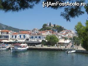 [P01] Cele doua cheiuri ale portului din Skiathos-city, formeaza un unghi drept, la 'stanga se afla cheiul croazierelor clasice', drept inainte alt chei unde ancoreaza ferry-boat-ul, iar sus, se vede o parte din oras si bisericuta din varful orasului, 'St. Nicolas' - poza e facuta de pe peninsula Bourtzi » foto by dorgo
 - 
<span class="allrVoted glyphicon glyphicon-heart hidden" id="av679377"></span>
<a class="m-l-10 hidden" id="sv679377" onclick="voting_Foto_DelVot(,679377,1166)" role="button">șterge vot <span class="glyphicon glyphicon-remove"></span></a>
<a id="v9679377" class=" c-red"  onclick="voting_Foto_SetVot(679377)" role="button"><span class="glyphicon glyphicon-heart-empty"></span> <b>LIKE</b> = Votează poza</a> <img class="hidden"  id="f679377W9" src="/imagini/loader.gif" border="0" /><span class="AjErrMes hidden" id="e679377ErM"></span>