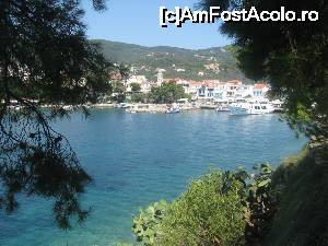 [P02] Si Skiathos-city, ca si multe alte localitati din insulele grecesti, are sansa unor golfuri naturale, unde, ancoreaza atat vase mari cat si vaporase mici. Poza e facuta printre pinii si cactusii peninsulei Bourtzi » foto by dorgo
 - 
<span class="allrVoted glyphicon glyphicon-heart hidden" id="av679387"></span>
<a class="m-l-10 hidden" id="sv679387" onclick="voting_Foto_DelVot(,679387,1166)" role="button">șterge vot <span class="glyphicon glyphicon-remove"></span></a>
<a id="v9679387" class=" c-red"  onclick="voting_Foto_SetVot(679387)" role="button"><span class="glyphicon glyphicon-heart-empty"></span> <b>LIKE</b> = Votează poza</a> <img class="hidden"  id="f679387W9" src="/imagini/loader.gif" border="0" /><span class="AjErrMes hidden" id="e679387ErM"></span>