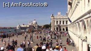 [P09] Aproape de Piazzetta San Marco. La dreapta este Palatul Dogilor, în fața sunt cele două Coloane ale Sf. Marcu și Sf. Teodor, iar pe fundal apare Bazinul și Punta della Dogana.  » foto by ovidiuyepi
 - 
<span class="allrVoted glyphicon glyphicon-heart hidden" id="av916419"></span>
<a class="m-l-10 hidden" id="sv916419" onclick="voting_Foto_DelVot(,916419,1229)" role="button">șterge vot <span class="glyphicon glyphicon-remove"></span></a>
<a id="v9916419" class=" c-red"  onclick="voting_Foto_SetVot(916419)" role="button"><span class="glyphicon glyphicon-heart-empty"></span> <b>LIKE</b> = Votează poza</a> <img class="hidden"  id="f916419W9" src="/imagini/loader.gif" border="0" /><span class="AjErrMes hidden" id="e916419ErM"></span>