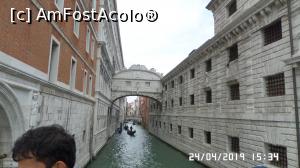 [P24] Veneția. Puntea Suspinelor » foto by ungureanica
 - 
<span class="allrVoted glyphicon glyphicon-heart hidden" id="av1076059"></span>
<a class="m-l-10 hidden" id="sv1076059" onclick="voting_Foto_DelVot(,1076059,1229)" role="button">șterge vot <span class="glyphicon glyphicon-remove"></span></a>
<a id="v91076059" class=" c-red"  onclick="voting_Foto_SetVot(1076059)" role="button"><span class="glyphicon glyphicon-heart-empty"></span> <b>LIKE</b> = Votează poza</a> <img class="hidden"  id="f1076059W9" src="/imagini/loader.gif" border="0" /><span class="AjErrMes hidden" id="e1076059ErM"></span>