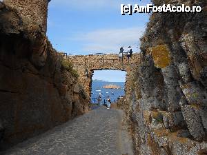 [P06] O fereastră spre Marea Mediterană, făcută între zidurile cetăţii.  » foto by Rodel
 - 
<span class="allrVoted glyphicon glyphicon-heart hidden" id="av420836"></span>
<a class="m-l-10 hidden" id="sv420836" onclick="voting_Foto_DelVot(,420836,1270)" role="button">șterge vot <span class="glyphicon glyphicon-remove"></span></a>
<a id="v9420836" class=" c-red"  onclick="voting_Foto_SetVot(420836)" role="button"><span class="glyphicon glyphicon-heart-empty"></span> <b>LIKE</b> = Votează poza</a> <img class="hidden"  id="f420836W9" src="/imagini/loader.gif" border="0" /><span class="AjErrMes hidden" id="e420836ErM"></span>