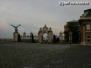 [P08] Intrarea in Palatul Regal » foto by IULIU ANTAL
 - 
<span class="allrVoted glyphicon glyphicon-heart hidden" id="av581187"></span>
<a class="m-l-10 hidden" id="sv581187" onclick="voting_Foto_DelVot(,581187,1275)" role="button">șterge vot <span class="glyphicon glyphicon-remove"></span></a>
<a id="v9581187" class=" c-red"  onclick="voting_Foto_SetVot(581187)" role="button"><span class="glyphicon glyphicon-heart-empty"></span> <b>LIKE</b> = Votează poza</a> <img class="hidden"  id="f581187W9" src="/imagini/loader.gif" border="0" /><span class="AjErrMes hidden" id="e581187ErM"></span>