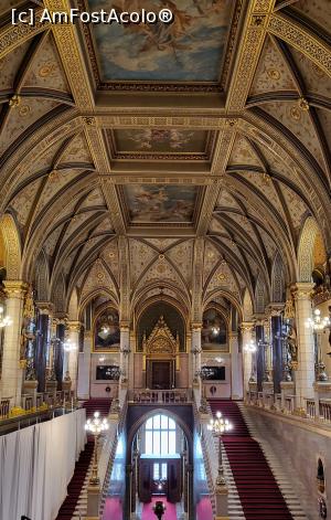 [P19] Am ajuns la Scara ceremoniala, o bijuterie a cladirii, folosita doar in ocazii speciale, de sarbatorile nationale, cand sosesc delegatii de rang inalt. Scara are 96 de trepte acoperite cu un covor rosu. Pe tavanul casei scarii principale sunt 2 picturi murale mai mari si una mai mica. » foto by geani anto
 - 
<span class="allrVoted glyphicon glyphicon-heart hidden" id="av1326273"></span>
<a class="m-l-10 hidden" id="sv1326273" onclick="voting_Foto_DelVot(,1326273,1275)" role="button">șterge vot <span class="glyphicon glyphicon-remove"></span></a>
<a id="v91326273" class=" c-red"  onclick="voting_Foto_SetVot(1326273)" role="button"><span class="glyphicon glyphicon-heart-empty"></span> <b>LIKE</b> = Votează poza</a> <img class="hidden"  id="f1326273W9" src="/imagini/loader.gif" border="0" /><span class="AjErrMes hidden" id="e1326273ErM"></span>