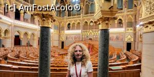 [P26] Sala are o acustica excelenta iar stemele pictate ale familiilor conductoare ale Ungariei pot fi vazute pe peretele principal din spatele platformei prezidiului. Pe ambele parti ale platformei exista picturi murale care evidentiaza rolul istoric al nobilimii. » foto by geani anto
 - 
<span class="allrVoted glyphicon glyphicon-heart hidden" id="av1326280"></span>
<a class="m-l-10 hidden" id="sv1326280" onclick="voting_Foto_DelVot(,1326280,1275)" role="button">șterge vot <span class="glyphicon glyphicon-remove"></span></a>
<a id="v91326280" class=" c-red"  onclick="voting_Foto_SetVot(1326280)" role="button"><span class="glyphicon glyphicon-heart-empty"></span> <b>LIKE</b> = Votează poza</a> <img class="hidden"  id="f1326280W9" src="/imagini/loader.gif" border="0" /><span class="AjErrMes hidden" id="e1326280ErM"></span>