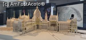 [P28] Ultima sala in care patrundem este Sala B&eacute;la Ne&yuml; unde exista o macheta la scara 1:100 a cladirii Parlamentului, dar si ecrane unde putem descoperi detalii interesante din spatiile neincluse in turul ghidat si instalatii tehnice ascunse vederii. » foto by geani anto
 - 
<span class="allrVoted glyphicon glyphicon-heart hidden" id="av1326282"></span>
<a class="m-l-10 hidden" id="sv1326282" onclick="voting_Foto_DelVot(,1326282,1275)" role="button">șterge vot <span class="glyphicon glyphicon-remove"></span></a>
<a id="v91326282" class=" c-red"  onclick="voting_Foto_SetVot(1326282)" role="button"><span class="glyphicon glyphicon-heart-empty"></span> <b>LIKE</b> = Votează poza</a> <img class="hidden"  id="f1326282W9" src="/imagini/loader.gif" border="0" /><span class="AjErrMes hidden" id="e1326282ErM"></span>