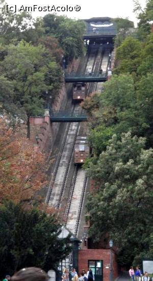 [P02] Dealul Castelului si Orasul Vechi sunt in mare parte pietonale, aici putand ajunge fie pe jos, fie cu ajutorul <strong>funicularului</strong>. Acesta face legatura intre Podul cu Lanturi si Castelul Buda. 

Ceea ce caracterizeaza sistemul funicular este prezenta a doua poduri pietonale situate deasupra caii ferate, perpendicular pe aceasta, care au fost construite inca de la inceput, insa atunci cand gradina castelului s-a extins, au fost indepartate. » foto by geani anto
 - 
<span class="allrVoted glyphicon glyphicon-heart hidden" id="av1330706"></span>
<a class="m-l-10 hidden" id="sv1330706" onclick="voting_Foto_DelVot(,1330706,1275)" role="button">șterge vot <span class="glyphicon glyphicon-remove"></span></a>
<a id="v91330706" class=" c-red"  onclick="voting_Foto_SetVot(1330706)" role="button"><span class="glyphicon glyphicon-heart-empty"></span> <b>LIKE</b> = Votează poza</a> <img class="hidden"  id="f1330706W9" src="/imagini/loader.gif" border="0" /><span class="AjErrMes hidden" id="e1330706ErM"></span>