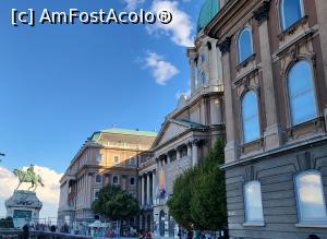 [P03] Palatul regal din Buda gazduieste astazi trei muzee, printre care se numara Galeria nationala a Ungariei, aflata in aripa principala, cu vedere la Dunare, unde sunt expuse peste 40.000 de lucrari. In frumoasa curte amenajata in fata palatului, se afla o statuie a Printului Eugen de Savoia, care comemoreaza batalia din care a iesit invingator in razboiul turcesc. Basoreliefurile de pe baza reprezinta scene din lupta, cu doi prizonieri turci ghemuiti la picioarele printului. » foto by geani anto
 - 
<span class="allrVoted glyphicon glyphicon-heart hidden" id="av1330707"></span>
<a class="m-l-10 hidden" id="sv1330707" onclick="voting_Foto_DelVot(,1330707,1275)" role="button">șterge vot <span class="glyphicon glyphicon-remove"></span></a>
<a id="v91330707" class=" c-red"  onclick="voting_Foto_SetVot(1330707)" role="button"><span class="glyphicon glyphicon-heart-empty"></span> <b>LIKE</b> = Votează poza</a> <img class="hidden"  id="f1330707W9" src="/imagini/loader.gif" border="0" /><span class="AjErrMes hidden" id="e1330707ErM"></span>