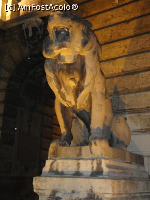 [P09] Poarta Leului, care duce la o curte din spate a Palatului Regal, isi ia numele de la cei patru lei care o vegheaza. » foto by geani anto
 - 
<span class="allrVoted glyphicon glyphicon-heart hidden" id="av1330713"></span>
<a class="m-l-10 hidden" id="sv1330713" onclick="voting_Foto_DelVot(,1330713,1275)" role="button">șterge vot <span class="glyphicon glyphicon-remove"></span></a>
<a id="v91330713" class=" c-red"  onclick="voting_Foto_SetVot(1330713)" role="button"><span class="glyphicon glyphicon-heart-empty"></span> <b>LIKE</b> = Votează poza</a> <img class="hidden"  id="f1330713W9" src="/imagini/loader.gif" border="0" /><span class="AjErrMes hidden" id="e1330713ErM"></span>