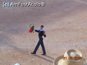 [P44] arta de a lupta,Sébastien Castella, într-o mâna flori, în cealalta mâna urechea taurului » foto by Yolanda
 - 
<span class="allrVoted glyphicon glyphicon-heart hidden" id="av1544051"></span>
<a class="m-l-10 hidden" id="sv1544051" onclick="voting_Foto_DelVot(,1544051,1628)" role="button">șterge vot <span class="glyphicon glyphicon-remove"></span></a>
<a id="v91544051" class=" c-red"  onclick="voting_Foto_SetVot(1544051)" role="button"><span class="glyphicon glyphicon-heart-empty"></span> <b>LIKE</b> = Votează poza</a> <img class="hidden"  id="f1544051W9" src="/imagini/loader.gif" border="0" /><span class="AjErrMes hidden" id="e1544051ErM"></span>