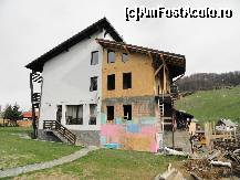[P27] vedere din spate a pensiunii, unde se vede extinderea » foto by cosminp
 - 
<span class="allrVoted glyphicon glyphicon-heart hidden" id="av200091"></span>
<a class="m-l-10 hidden" id="sv200091" onclick="voting_Foto_DelVot(,200091,1656)" role="button">șterge vot <span class="glyphicon glyphicon-remove"></span></a>
<a id="v9200091" class=" c-red"  onclick="voting_Foto_SetVot(200091)" role="button"><span class="glyphicon glyphicon-heart-empty"></span> <b>LIKE</b> = Votează poza</a> <img class="hidden"  id="f200091W9" src="/imagini/loader.gif" border="0" /><span class="AjErrMes hidden" id="e200091ErM"></span>