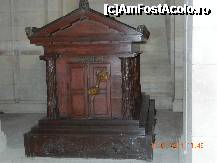 [P03] mormantul lui jj Rousseau.  Interesanta ideea cu mana care tine faclia, stransa intre usi. Vis a vis de Voltaire. » foto by doarcristi
 - 
<span class="allrVoted glyphicon glyphicon-heart hidden" id="av230909"></span>
<a class="m-l-10 hidden" id="sv230909" onclick="voting_Foto_DelVot(,230909,1684)" role="button">șterge vot <span class="glyphicon glyphicon-remove"></span></a>
<a id="v9230909" class=" c-red"  onclick="voting_Foto_SetVot(230909)" role="button"><span class="glyphicon glyphicon-heart-empty"></span> <b>LIKE</b> = Votează poza</a> <img class="hidden"  id="f230909W9" src="/imagini/loader.gif" border="0" /><span class="AjErrMes hidden" id="e230909ErM"></span>