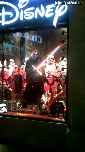 [P25] magazinul disney de pe champs elizee » foto by calincheita
 - 
<span class="allrVoted glyphicon glyphicon-heart hidden" id="av667628"></span>
<a class="m-l-10 hidden" id="sv667628" onclick="voting_Foto_DelVot(,667628,1684)" role="button">șterge vot <span class="glyphicon glyphicon-remove"></span></a>
<a id="v9667628" class=" c-red"  onclick="voting_Foto_SetVot(667628)" role="button"><span class="glyphicon glyphicon-heart-empty"></span> <b>LIKE</b> = Votează poza</a> <img class="hidden"  id="f667628W9" src="/imagini/loader.gif" border="0" /><span class="AjErrMes hidden" id="e667628ErM"></span>