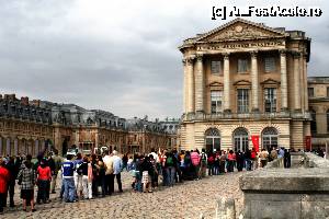 [P16] Vizitatori așteptând la intrarea în Château Versailles » foto by Dan-Ioan
 - 
<span class="allrVoted glyphicon glyphicon-heart hidden" id="av691915"></span>
<a class="m-l-10 hidden" id="sv691915" onclick="voting_Foto_DelVot(,691915,1684)" role="button">șterge vot <span class="glyphicon glyphicon-remove"></span></a>
<a id="v9691915" class=" c-red"  onclick="voting_Foto_SetVot(691915)" role="button"><span class="glyphicon glyphicon-heart-empty"></span> <b>LIKE</b> = Votează poza</a> <img class="hidden"  id="f691915W9" src="/imagini/loader.gif" border="0" /><span class="AjErrMes hidden" id="e691915ErM"></span>