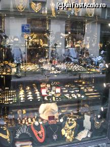 [P17] Magazin de bijuterii pe Bulevardul Rivoli » foto by dorgo
 - 
<span class="allrVoted glyphicon glyphicon-heart hidden" id="av356253"></span>
<a class="m-l-10 hidden" id="sv356253" onclick="voting_Foto_DelVot(,356253,1684)" role="button">șterge vot <span class="glyphicon glyphicon-remove"></span></a>
<a id="v9356253" class=" c-red"  onclick="voting_Foto_SetVot(356253)" role="button"><span class="glyphicon glyphicon-heart-empty"></span> <b>LIKE</b> = Votează poza</a> <img class="hidden"  id="f356253W9" src="/imagini/loader.gif" border="0" /><span class="AjErrMes hidden" id="e356253ErM"></span>