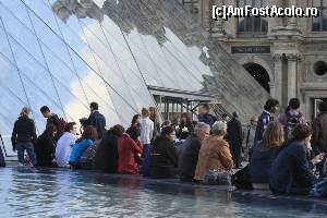 [P24] Cred ca acestia sunt turisti care au reusit sa viziteze intreg muzeul Luvru, rupti de oboseala » foto by dorgo
 - 
<span class="allrVoted glyphicon glyphicon-heart hidden" id="av680667"></span>
<a class="m-l-10 hidden" id="sv680667" onclick="voting_Foto_DelVot(,680667,1684)" role="button">șterge vot <span class="glyphicon glyphicon-remove"></span></a>
<a id="v9680667" class=" c-red"  onclick="voting_Foto_SetVot(680667)" role="button"><span class="glyphicon glyphicon-heart-empty"></span> <b>LIKE</b> = Votează poza</a> <img class="hidden"  id="f680667W9" src="/imagini/loader.gif" border="0" /><span class="AjErrMes hidden" id="e680667ErM"></span>