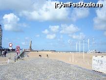 [P11] Plaja, in zare se vede monumentul eroilor, cu veste portocalii era un grup de copii, echipati pentru a fi usor de recunoscut, am putea sa invatam si noi cate ceva ... » foto by KFZ
 - 
<span class="allrVoted glyphicon glyphicon-heart hidden" id="av49018"></span>
<a class="m-l-10 hidden" id="sv49018" onclick="voting_Foto_DelVot(,49018,1694)" role="button">șterge vot <span class="glyphicon glyphicon-remove"></span></a>
<a id="v949018" class=" c-red"  onclick="voting_Foto_SetVot(49018)" role="button"><span class="glyphicon glyphicon-heart-empty"></span> <b>LIKE</b> = Votează poza</a> <img class="hidden"  id="f49018W9" src="/imagini/loader.gif" border="0" /><span class="AjErrMes hidden" id="e49018ErM"></span>