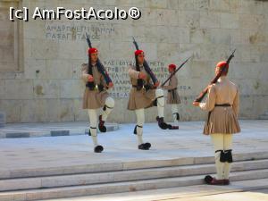 [P06] Schimbarea garzii in fata cladirii Parlamentului.  » foto by vulpe mihaela
 - 
<span class="allrVoted glyphicon glyphicon-heart hidden" id="av754111"></span>
<a class="m-l-10 hidden" id="sv754111" onclick="voting_Foto_DelVot(,754111,1710)" role="button">șterge vot <span class="glyphicon glyphicon-remove"></span></a>
<a id="v9754111" class=" c-red"  onclick="voting_Foto_SetVot(754111)" role="button"><span class="glyphicon glyphicon-heart-empty"></span> <b>LIKE</b> = Votează poza</a> <img class="hidden"  id="f754111W9" src="/imagini/loader.gif" border="0" /><span class="AjErrMes hidden" id="e754111ErM"></span>