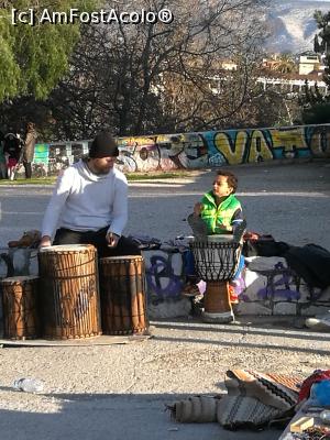 [P46] Spectacol stradal în Thissio » foto by crismis
 - 
<span class="allrVoted glyphicon glyphicon-heart hidden" id="av946521"></span>
<a class="m-l-10 hidden" id="sv946521" onclick="voting_Foto_DelVot(,946521,1710)" role="button">șterge vot <span class="glyphicon glyphicon-remove"></span></a>
<a id="v9946521" class=" c-red"  onclick="voting_Foto_SetVot(946521)" role="button"><span class="glyphicon glyphicon-heart-empty"></span> <b>LIKE</b> = Votează poza</a> <img class="hidden"  id="f946521W9" src="/imagini/loader.gif" border="0" /><span class="AjErrMes hidden" id="e946521ErM"></span>