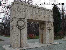 [P18] Poarta Sarutului din Targu Jiu » foto by crima
 - 
<span class="allrVoted glyphicon glyphicon-heart hidden" id="av163317"></span>
<a class="m-l-10 hidden" id="sv163317" onclick="voting_Foto_DelVot(,163317,1755)" role="button">șterge vot <span class="glyphicon glyphicon-remove"></span></a>
<a id="v9163317" class=" c-red"  onclick="voting_Foto_SetVot(163317)" role="button"><span class="glyphicon glyphicon-heart-empty"></span> <b>LIKE</b> = Votează poza</a> <img class="hidden"  id="f163317W9" src="/imagini/loader.gif" border="0" /><span class="AjErrMes hidden" id="e163317ErM"></span>