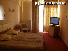 [P01] Hotel Dragului - camera dubla - vedere generala. Sub televizor este minibarul. » foto by CCRRIISSYY
 - 
<span class="allrVoted glyphicon glyphicon-heart hidden" id="av186174"></span>
<a class="m-l-10 hidden" id="sv186174" onclick="voting_Foto_DelVot(,186174,1835)" role="button">șterge vot <span class="glyphicon glyphicon-remove"></span></a>
<a id="v9186174" class=" c-red"  onclick="voting_Foto_SetVot(186174)" role="button"><span class="glyphicon glyphicon-heart-empty"></span> <b>LIKE</b> = Votează poza</a> <img class="hidden"  id="f186174W9" src="/imagini/loader.gif" border="0" /><span class="AjErrMes hidden" id="e186174ErM"></span>