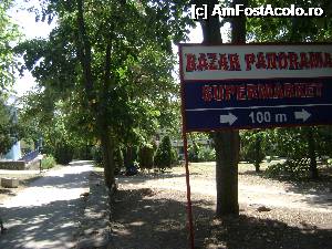 [P07] Aleea ce duce spre scari. Astfel ajungi la plaja care e aproape. Aleea o gasiti imediat caci e in fata hotelului si va puteti orienta dupa placuta din poza cu BAZAR PANORAMA » foto by Andreea B
 - 
<span class="allrVoted glyphicon glyphicon-heart hidden" id="av355860"></span>
<a class="m-l-10 hidden" id="sv355860" onclick="voting_Foto_DelVot(,355860,1853)" role="button">șterge vot <span class="glyphicon glyphicon-remove"></span></a>
<a id="v9355860" class=" c-red"  onclick="voting_Foto_SetVot(355860)" role="button"><span class="glyphicon glyphicon-heart-empty"></span> <b>LIKE</b> = Votează poza</a> <img class="hidden"  id="f355860W9" src="/imagini/loader.gif" border="0" /><span class="AjErrMes hidden" id="e355860ErM"></span>