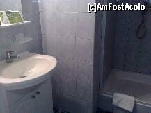 [P07] Baia: chiuveta si o parte din cabina de dus » foto by Clotilde
 - 
<span class="allrVoted glyphicon glyphicon-heart hidden" id="av158316"></span>
<a class="m-l-10 hidden" id="sv158316" onclick="voting_Foto_DelVot(,158316,1881)" role="button">șterge vot <span class="glyphicon glyphicon-remove"></span></a>
<a id="v9158316" class=" c-red"  onclick="voting_Foto_SetVot(158316)" role="button"><span class="glyphicon glyphicon-heart-empty"></span> <b>LIKE</b> = Votează poza</a> <img class="hidden"  id="f158316W9" src="/imagini/loader.gif" border="0" /><span class="AjErrMes hidden" id="e158316ErM"></span>
