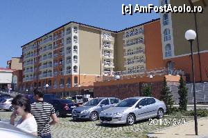 [P01] prima impresie, prima poza facuta din parcare, este doar jumatatea dreapta a hotelului.  » foto by roth
 - 
<span class="allrVoted glyphicon glyphicon-heart hidden" id="av417441"></span>
<a class="m-l-10 hidden" id="sv417441" onclick="voting_Foto_DelVot(,417441,1924)" role="button">șterge vot <span class="glyphicon glyphicon-remove"></span></a>
<a id="v9417441" class=" c-red"  onclick="voting_Foto_SetVot(417441)" role="button"><span class="glyphicon glyphicon-heart-empty"></span> <b>LIKE</b> = Votează poza</a> <img class="hidden"  id="f417441W9" src="/imagini/loader.gif" border="0" /><span class="AjErrMes hidden" id="e417441ErM"></span>