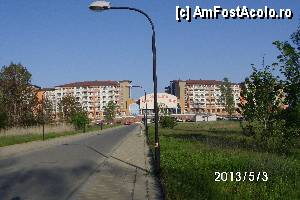 [P03] o vrdere de ansamblu, facuta de la drumul principal... ~500m de hotel, pana si stalpul a iesit in poza ca despartitor simetric al hotelului.  » foto by roth
 - 
<span class="allrVoted glyphicon glyphicon-heart hidden" id="av417443"></span>
<a class="m-l-10 hidden" id="sv417443" onclick="voting_Foto_DelVot(,417443,1924)" role="button">șterge vot <span class="glyphicon glyphicon-remove"></span></a>
<a id="v9417443" class=" c-red"  onclick="voting_Foto_SetVot(417443)" role="button"><span class="glyphicon glyphicon-heart-empty"></span> <b>LIKE</b> = Votează poza</a> <img class="hidden"  id="f417443W9" src="/imagini/loader.gif" border="0" /><span class="AjErrMes hidden" id="e417443ErM"></span>