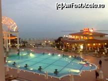 [P07] Restaurantul din curtea interioara a hotelului. In zare se poate vedea Nessebar-ul. » foto by irma_ro*
 - 
<span class="allrVoted glyphicon glyphicon-heart hidden" id="av62111"></span>
<a class="m-l-10 hidden" id="sv62111" onclick="voting_Foto_DelVot(,62111,1935)" role="button">șterge vot <span class="glyphicon glyphicon-remove"></span></a>
<a id="v962111" class=" c-red"  onclick="voting_Foto_SetVot(62111)" role="button"><span class="glyphicon glyphicon-heart-empty"></span> <b>LIKE</b> = Votează poza</a> <img class="hidden"  id="f62111W9" src="/imagini/loader.gif" border="0" /><span class="AjErrMes hidden" id="e62111ErM"></span>