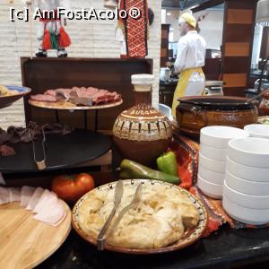 [P13] Seara cu specific bulgaresc la restaurant. Pe platoul din fata este halva de casa.  » foto by Storia
 - 
<span class="allrVoted glyphicon glyphicon-heart hidden" id="av1099936"></span>
<a class="m-l-10 hidden" id="sv1099936" onclick="voting_Foto_DelVot(,1099936,1941)" role="button">șterge vot <span class="glyphicon glyphicon-remove"></span></a>
<a id="v91099936" class=" c-red"  onclick="voting_Foto_SetVot(1099936)" role="button"><span class="glyphicon glyphicon-heart-empty"></span> <b>LIKE</b> = Votează poza</a> <img class="hidden"  id="f1099936W9" src="/imagini/loader.gif" border="0" /><span class="AjErrMes hidden" id="e1099936ErM"></span>