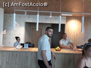 [P02] Personalul hotelului ce se afla la recepție,bărbatul din spatele recepției este șeful acesteia care prin amabilitatea de care a dat dovadă nu are ce căuta într-o asemenea functie » foto by ux129698
 - 
<span class="allrVoted glyphicon glyphicon-heart hidden" id="av1374609"></span>
<a class="m-l-10 hidden" id="sv1374609" onclick="voting_Foto_DelVot(,1374609,1942)" role="button">șterge vot <span class="glyphicon glyphicon-remove"></span></a>
<a id="v91374609" class=" c-red"  onclick="voting_Foto_SetVot(1374609)" role="button"><span class="glyphicon glyphicon-heart-empty"></span> <b>LIKE</b> = Votează poza</a> <img class="hidden"  id="f1374609W9" src="/imagini/loader.gif" border="0" /><span class="AjErrMes hidden" id="e1374609ErM"></span>