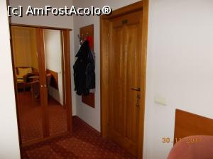 [P08] Hotel Hermes - ușa de intrare, cuierul și dulapul » foto by ANILU
 - 
<span class="allrVoted glyphicon glyphicon-heart hidden" id="av927386"></span>
<a class="m-l-10 hidden" id="sv927386" onclick="voting_Foto_DelVot(,927386,1977)" role="button">șterge vot <span class="glyphicon glyphicon-remove"></span></a>
<a id="v9927386" class=" c-red"  onclick="voting_Foto_SetVot(927386)" role="button"><span class="glyphicon glyphicon-heart-empty"></span> <b>LIKE</b> = Votează poza</a> <img class="hidden"  id="f927386W9" src="/imagini/loader.gif" border="0" /><span class="AjErrMes hidden" id="e927386ErM"></span>