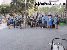 [P40] in parcul/rondul Placa de Catalunya. Am crezut ca sunt de la o institutie a statului insa erau precum cercetasii de la noi.
Foarte cuminti, organizati si atenti la ce le era povestit. Aici cautau un loc pentru degustarea pachetelului. » foto by roth
 - 
<span class="allrVoted glyphicon glyphicon-heart hidden" id="av266086"></span>
<a class="m-l-10 hidden" id="sv266086" onclick="voting_Foto_DelVot(,266086,1999)" role="button">șterge vot <span class="glyphicon glyphicon-remove"></span></a>
<a id="v9266086" class=" c-red"  onclick="voting_Foto_SetVot(266086)" role="button"><span class="glyphicon glyphicon-heart-empty"></span> <b>LIKE</b> = Votează poza</a> <img class="hidden"  id="f266086W9" src="/imagini/loader.gif" border="0" /><span class="AjErrMes hidden" id="e266086ErM"></span>