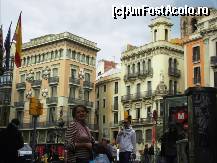 [P140] A avut loc reintregirea familiei pe Rambla. In spate, stanga - vechiul magazin de umbrele Casa Bruno Quadras (Casa dels Paraigües). Dreapta sus --o bucatica din turnul bisericii Església de Santa Maria del Pi. La Rambla. » foto by TraianS
 - 
<span class="allrVoted glyphicon glyphicon-heart hidden" id="av291583"></span>
<a class="m-l-10 hidden" id="sv291583" onclick="voting_Foto_DelVot(,291583,1999)" role="button">șterge vot <span class="glyphicon glyphicon-remove"></span></a>
<a id="v9291583" class=" c-red"  onclick="voting_Foto_SetVot(291583)" role="button"><span class="glyphicon glyphicon-heart-empty"></span> <b>LIKE</b> = Votează poza</a> <img class="hidden"  id="f291583W9" src="/imagini/loader.gif" border="0" /><span class="AjErrMes hidden" id="e291583ErM"></span>